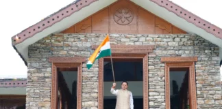 मुख्यमंत्री धामी ने मुख्यमंत्री आवास पर तिरंगा लगाकर दिया ‘हर घर तिरंगा’ का संदेश