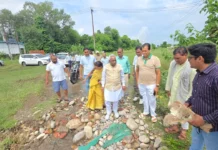 बाढ़ प्रभावित क्षेत्रों का मंत्री और विधायक ने किया स्थलीय निरीक्षण, अधिकारियों को त्वरित कार्रवाई के निर्देश