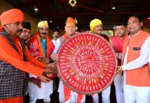 देवीधुरा में फलों-फूलों से बरसी बग्वाल, ऐतिहासिक पाषाण युद्ध के साक्षी बने लाखों श्रद्धालु