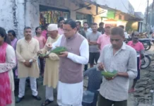 मुख्यमंत्री धामी ने ‘लोकल फॉर वोकल’ को दिया प्रोत्साहन, लोहियाहेड में पैदल पहुंचकर स्थानीय स्टॉल पर लिया टिकी का स्वाद