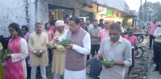 मुख्यमंत्री धामी ने ‘लोकल फॉर वोकल’ को दिया प्रोत्साहन, लोहियाहेड में पैदल पहुंचकर स्थानीय स्टॉल पर लिया टिकी का स्वाद