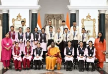 राष्ट्रपति से भेंट कर अभिभूत हुए जनजातीय छात्र-छात्राएं