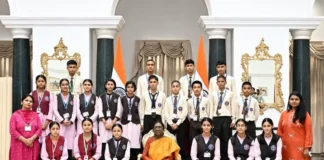 राष्ट्रपति से भेंट कर अभिभूत हुए जनजातीय छात्र-छात्राएं