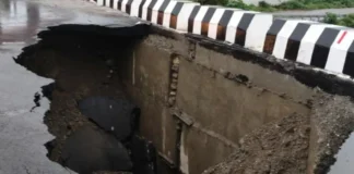 नंदा चौकी में टोंस नदी पुल की एप्रोच रोड क्षतिग्रस्त, PWD ने निर्माण कंपनी पर की सख्त कार्रवाई
