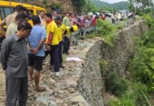 देवप्रयाग-पौड़ी मार्ग पर खाई में गिरी कार, 5 लोगों की मौत.. घायल बच्चे का इलाज जारी