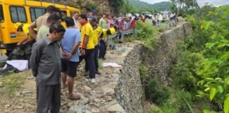 देवप्रयाग-पौड़ी मार्ग पर खाई में गिरी कार, 5 लोगों की मौत.. घायल बच्चे का इलाज जारी