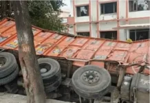 मोहब्बेवाला में ईंटों से भरा ट्रक हॉस्टल की दीवार तोड़कर पलटा, चालक गंभीर घायल