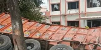 मोहब्बेवाला में ईंटों से भरा ट्रक हॉस्टल की दीवार तोड़कर पलटा, चालक गंभीर घायल