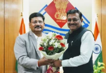 मुख्य सचिव श्री आनन्द बर्द्धन ने बुधवार को सचिवालय में श्री दीपेन्द्र चौधरी को उत्तराखण्ड सेवा का अधिकार आयोग में आयुक्त पद के लिए पद की शपथ दिलाई।