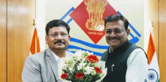 मुख्य सचिव श्री आनन्द बर्द्धन ने बुधवार को सचिवालय में श्री दीपेन्द्र चौधरी को उत्तराखण्ड सेवा का अधिकार आयोग में आयुक्त पद के लिए पद की शपथ दिलाई।