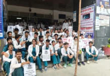 दून मेडिकल: इंटर्न की हड़ताल के बाद डॉक्टर भी धरने पर