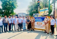 एसएसपी दून के निर्देश पर सड़क सुरक्षा को लेकर पुलिस का जागरूकता अभियान, 100 वाहन चालकों को बांटे निशुल्क हेलमेट