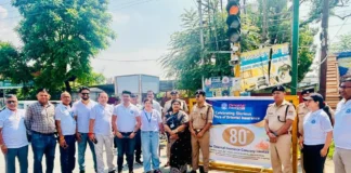एसएसपी दून के निर्देश पर सड़क सुरक्षा को लेकर पुलिस का जागरूकता अभियान, 100 वाहन चालकों को बांटे निशुल्क हेलमेट