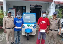 स्नेचिंग करने वाले ऑटो गैंग के दो सदस्य गिरफ्तार, दो मोबाइल और खुखरी बरामद