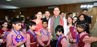 दिव्यांग बच्चों के बीच मुख्यमंत्री धामी ने मनाया जन्मदिन, बच्चों के साथ काटा केक