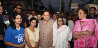 जल सृष्टि पार्क के लोकार्पण से लौटते समय सीएम धामी ने अचानक रुकवाया काफिला, बच्चों और आमजन के साथ खिंचवाईं सेल्फी