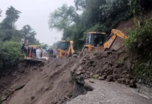 मसूरी-देहरादून मार्ग पर फिर भारी भूस्खलन, पानी वाले बैंड के पास सड़क का बड़ा हिस्सा बहा; यातायात पूरी तरह बंद