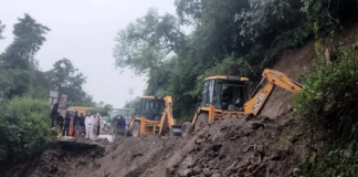 मसूरी-देहरादून मार्ग पर फिर भारी भूस्खलन, पानी वाले बैंड के पास सड़क का बड़ा हिस्सा बहा; यातायात पूरी तरह बंद