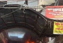 देहरादून के मोती बाजार स्थित रेवती कॉम्प्लेक्स में लगी आग, कपड़ों और फर्नीचर की दुकान का सामान जला