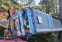 पौड़ी गढ़वाल में खाई में गिरी GMOU की बस, 30 यात्रियों की अटकी जान; पेड़ से टकराकर रुकी बस