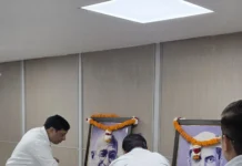गांधी और शास्त्री के जीवन मूल्यों को आत्मसात करने का संकल्प, अधिकारियों-कर्मचारियों ने अर्पित किए श्रद्धासुमन