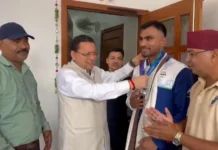 एशियन गेम्स में कांस्य पदक जीतने वाले बॉक्सर कपिल पोखरिया ने मुख्यमंत्री धामी से की भेंट।