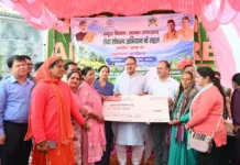 सुवाखोली में सेवा संकल्प अभियान के तहत कृषक रथ को हरी झंडी दिखाकर रवाना करते कृषि मंत्री गणेश जोशी