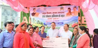 सुवाखोली में सेवा संकल्प अभियान के तहत कृषक रथ को हरी झंडी दिखाकर रवाना करते कृषि मंत्री गणेश जोशी
