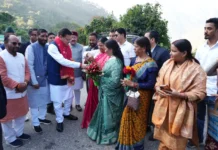 विधानसभा सत्र के लिए गैरसैंण पहुंचे CM धामी, गौचर और कर्णप्रयाग में पुष्पवर्षा कर हुआ भव्य स्वागत