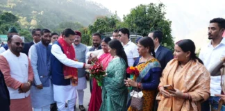 विधानसभा सत्र के लिए गैरसैंण पहुंचे CM धामी, गौचर और कर्णप्रयाग में पुष्पवर्षा कर हुआ भव्य स्वागत