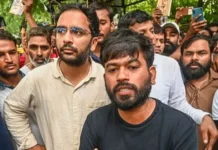 दिल्ली में प्रदर्शन से पहले पुलिस की कार्रवाई, अभिजीत दीपके और ध्रुव राठी को हिरासत में लिए जाने की जानकारी