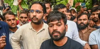 दिल्ली में प्रदर्शन से पहले पुलिस की कार्रवाई, अभिजीत दीपके और ध्रुव राठी को हिरासत में लिए जाने की जानकारी
