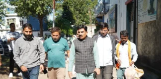 महापौर श्री शम्भू पासवान ने आवास विकास की गली नंबर-03 में 11 लाख रुपये की लागत से सड़क निर्माण कार्य का किया शुभारंभ